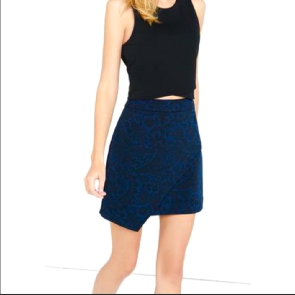 NWT Express Lace Print Asymmetrical Mini
Skirt Size 4 Black/ Blue
